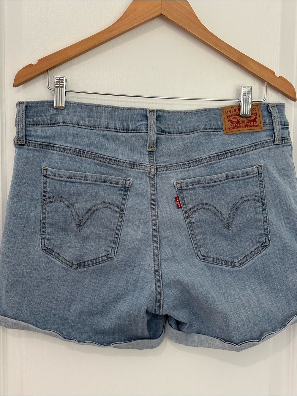 Levi’s Mid Length Denim Shorts Women’s Size 32 Light Wash Cuffed Stretch #118 - Picture 3 of 5